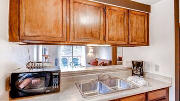 Lemari es besar, microwave, oven, dan kompor