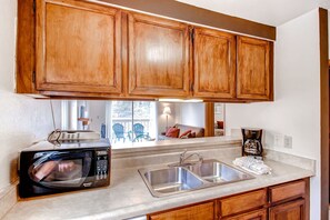 Full-size fridge, microwave, oven, stovetop