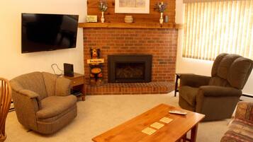 Kondominium, 2 kamar tidur | Ruang keluarga | TV layar datar, perapian, dan pemutar DVD