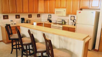 House, 3 Bedrooms | Private kitchen | Fridge, microwave, oven, stovetop