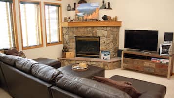 House, 3 Bedrooms | Living room | 36-inch flat-screen TV with cable channels, TV, fireplace