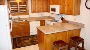 Condo, 2 habitaciones | Cocina privada | Cafetera y tetera, refrigerador, microondas y horno 