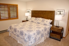 Condo, 2 habitaciones | 1 habitación, decoración personalizada, muebles diferentes y escritorio 