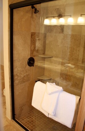 Apartment, 2 Schlafzimmer | Badezimmer | Duschwanne, Whirlpool, kostenlose Toilettenartikel, Haartrockner