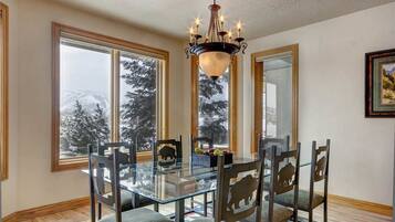 Condo, 4 Bedrooms, Hot Tub | In-room dining