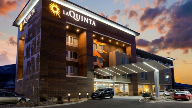 Hotel La Quinta con un diseño moderno, que cuenta con una entrada destacada y un estacionamiento techado.
