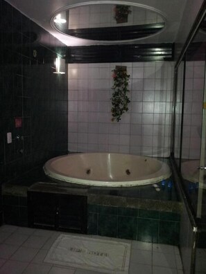 Jetted bathtub