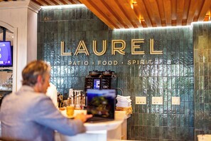 Serveert ontbijt, lunch, diner, Italiaanse gerechten 