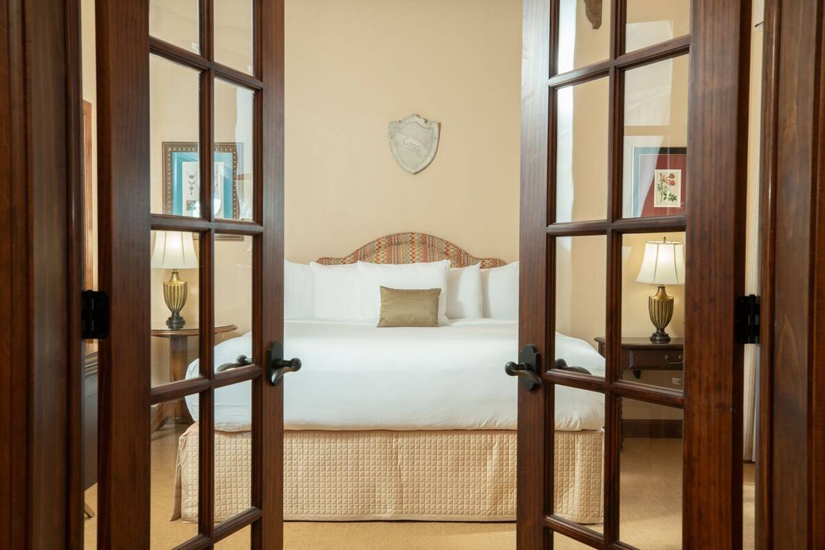 suite, 1 bedroom (robin) | 1 bedroom, premium bedding, in-room safe, desk