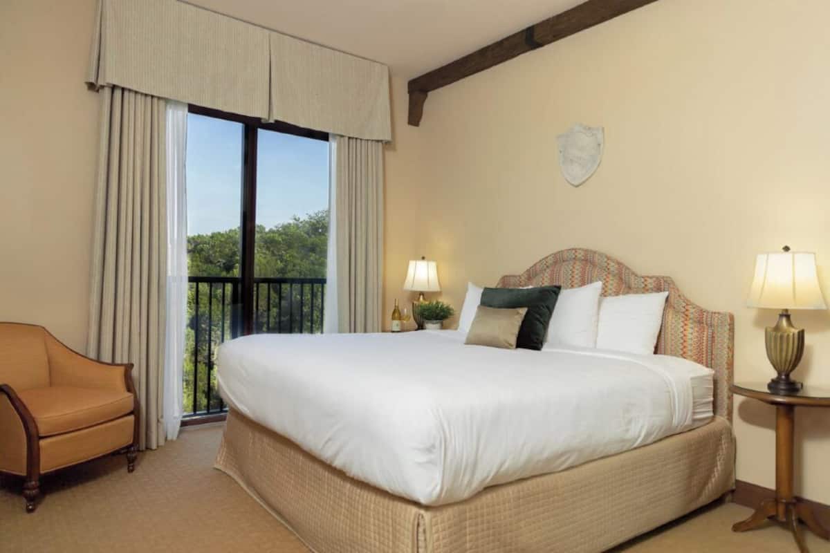 Premium bedding, in-room safe, desk, laptop workspace