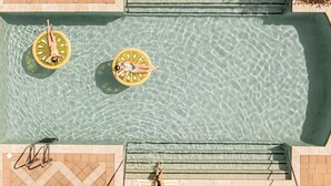 A swimming pool with two sun loungers and a diving board. - Hotel Viata (Austin)