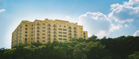 A multi-story hotel with a flat facade, balconies, and a sign reading "Hotel Granduca."