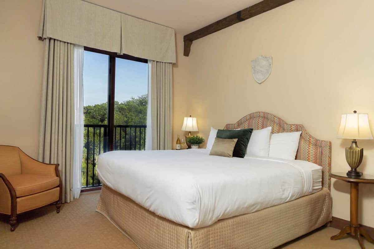 Premium bedding, in-room safe, desk, laptop workspace