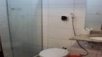 Een douche, handdoeken