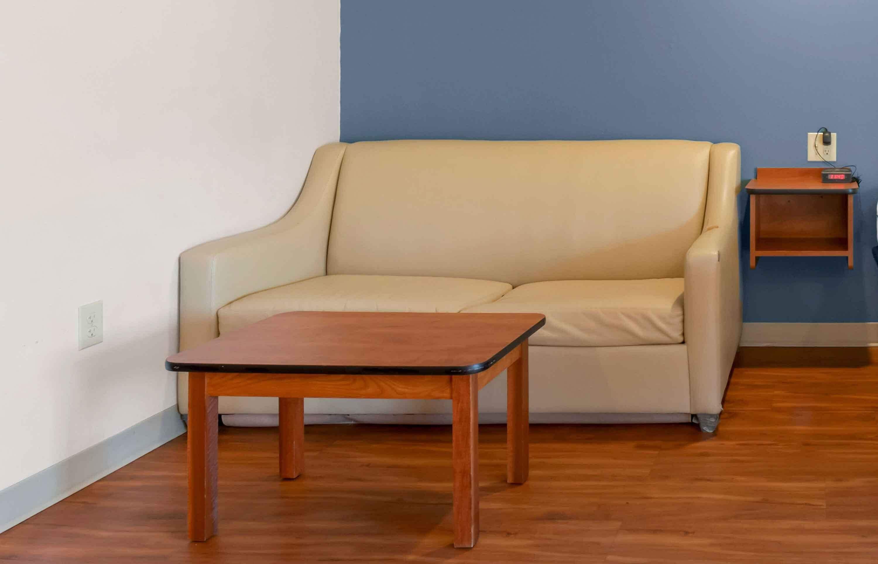 Escritorio, espacio para trabajar con laptop y cortinas blackout 