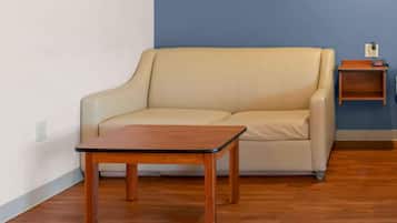Escritorio, espacio para trabajar con laptop y cortinas blackout