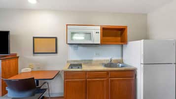 Refrigerador con freezer, microondas, placa de cocina, freezer