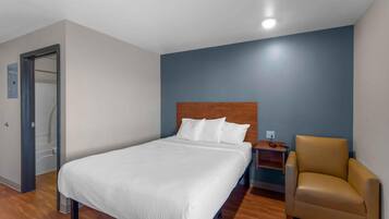 Escritorio, espacio para trabajar con laptop y cortinas blackout