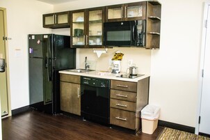 Cubrecamas, caja de seguridad en la habitación y escritorio