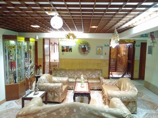 Lobby sitting area - Hotel Panamericano (Lima)