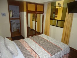 Caja de seguridad en la habitación y escritorio 