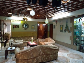 Lobby sitting area - Hotel Panamericano (Lima)