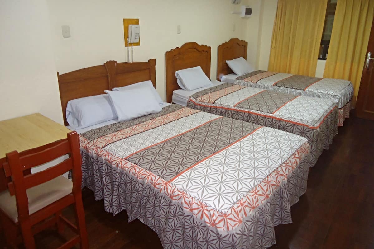 Classic Triple Room | In-room safe, desk, iron/ironing board (on request), WiFi (free)