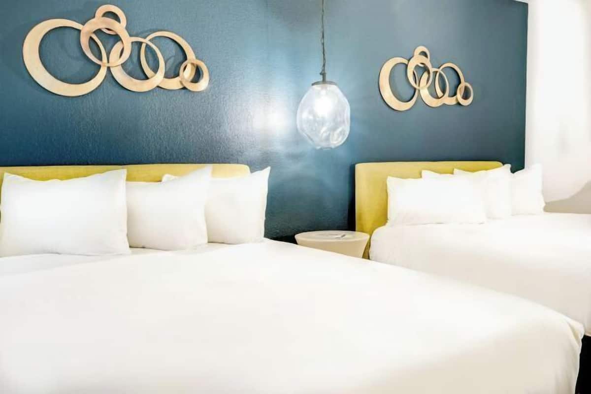 Sängtillbehör av högsta kvalitet, strykjärn/strykbräda och sängkläder