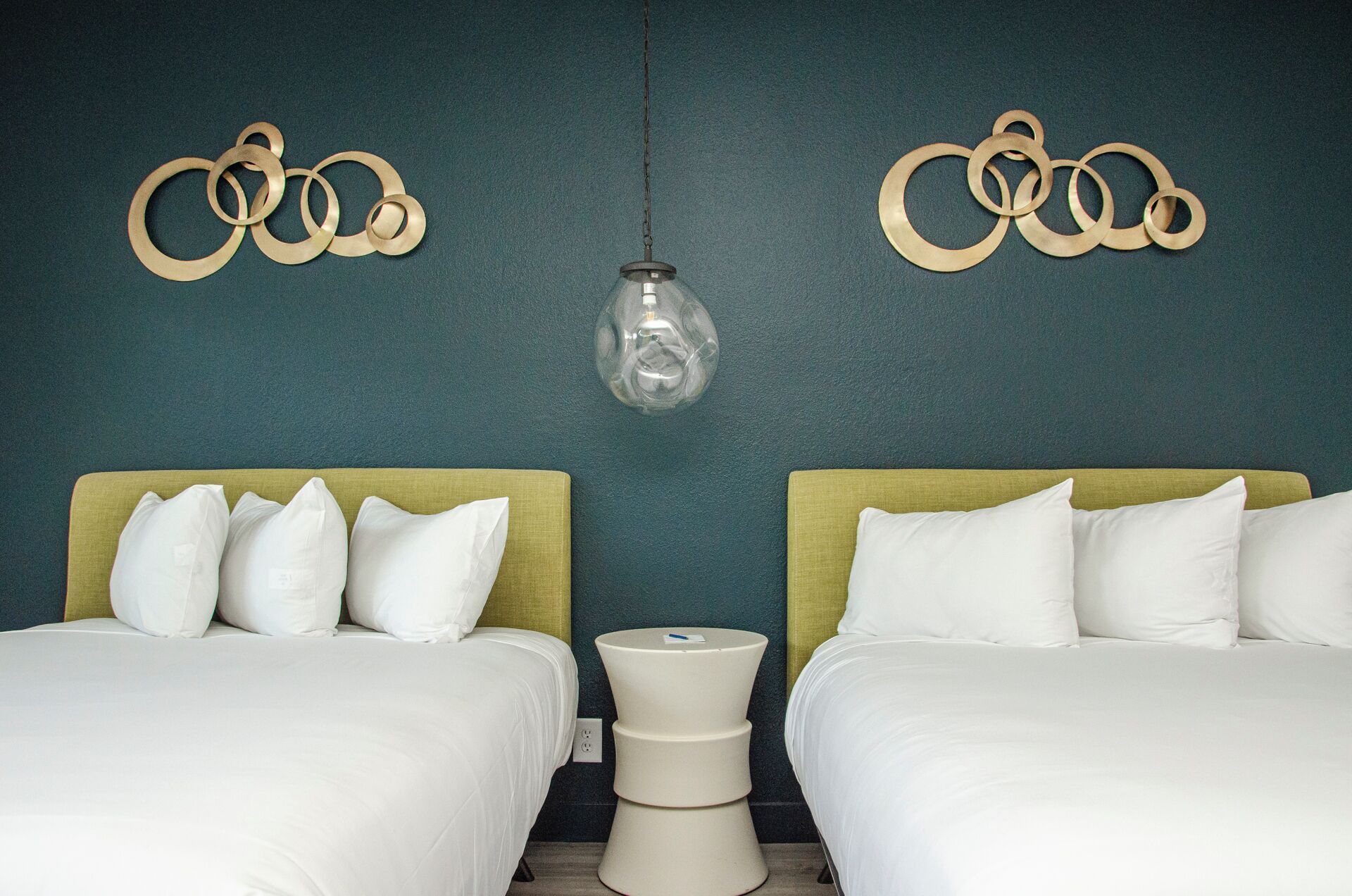 ルーム クイーンベッド 2 台 | 高級寝具、アイロン / アイロン台、ベッドシーツ、車椅子でアクセスできる設備