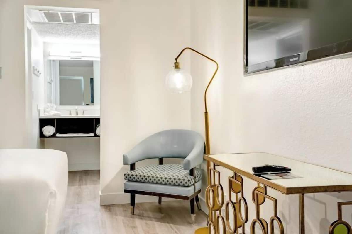 Sängtillbehör av högsta kvalitet, strykjärn/strykbräda och sängkläder