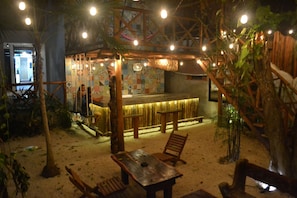 Outdoor dining - Hostal MX 5th Avenue - Hostel (Playa del Carmen)