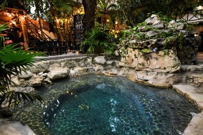 Outdoor spa tub - Hostal MX 5th Avenue - Hostel (Playa del Carmen)