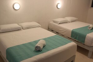 Iron/ironing board, bed sheets - Hostal MX 5th Avenue - Hostel (Playa del Carmen)