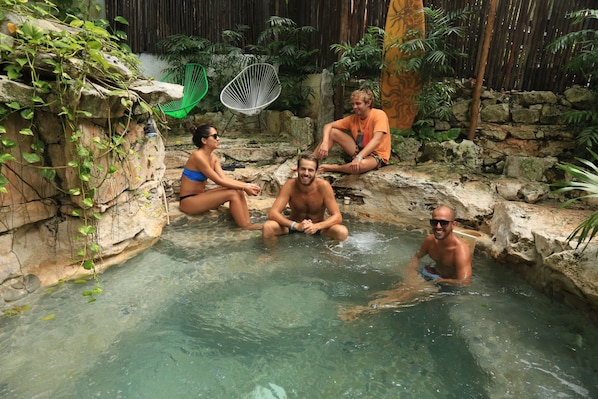 Outdoor spa tub - Hostal MX 5th Avenue - Hostel (Playa del Carmen)