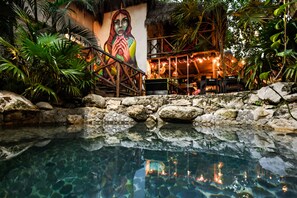 Outdoor spa tub - Hostal MX 5th Avenue - Hostel (Playa del Carmen)