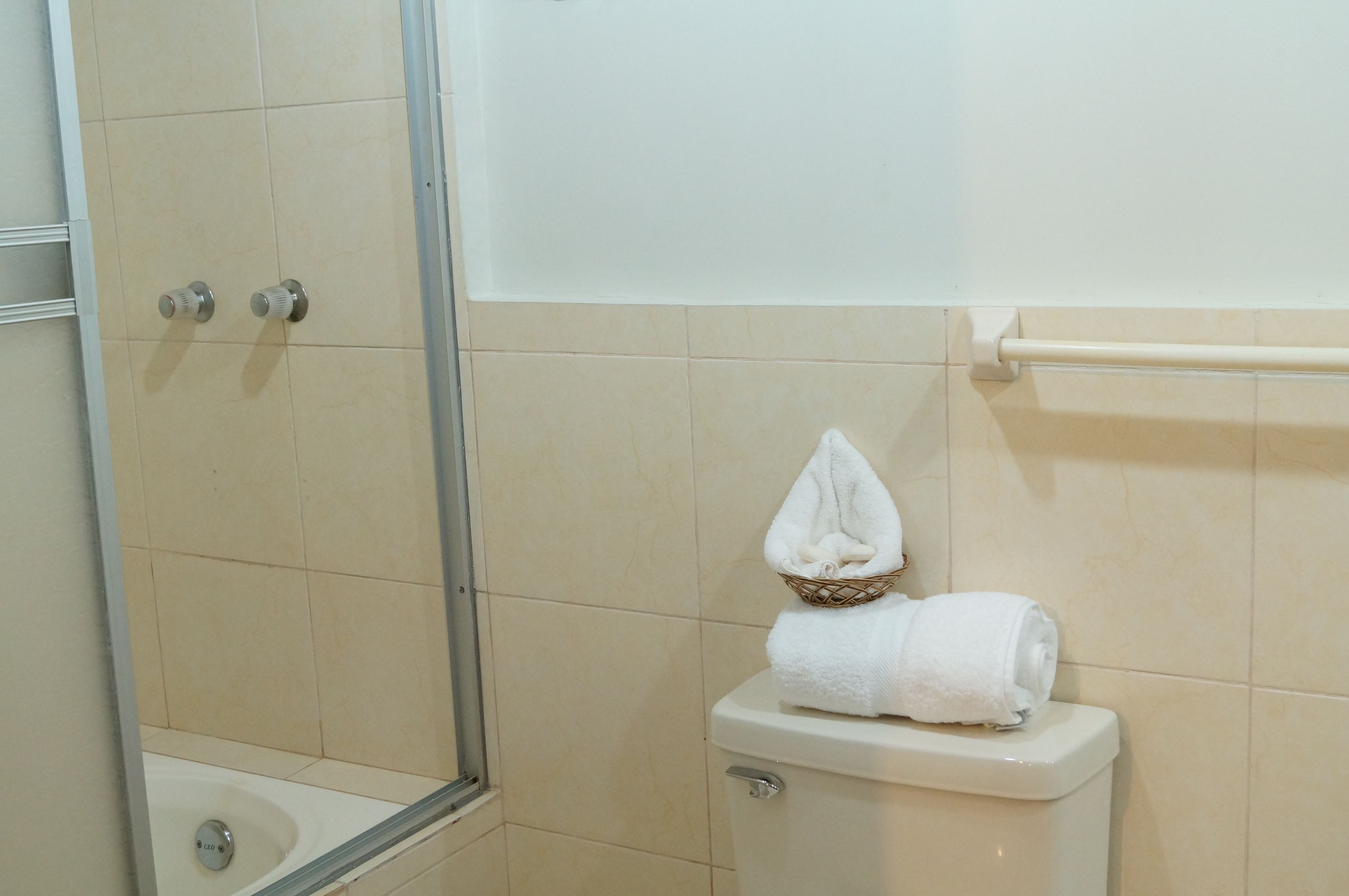 single room, 1 bedroom | bathroom | combined shower/bathtub, free toiletries, towels