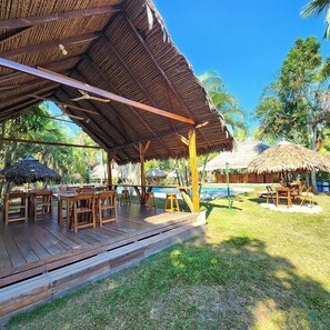 32-inch flat-screen TV with satellite channels, TV - Manish Hotel Ecológico (Callería)