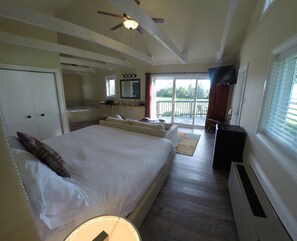 Studio Cottage Lake View | Premium bedding, pillowtop beds, blackout drapes, iron/ironing board - Eganridge Resort, Golf Club & Spa (Kawartha Lakes)