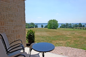 Premium bedding, pillowtop beds, blackout drapes, iron/ironing board - Eganridge Resort, Golf Club & Spa (Kawartha Lakes)