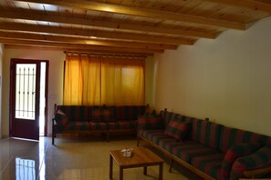 Suite, 2 Bedrooms, Mountain View | Living room | Flat-screen TV, fireplace