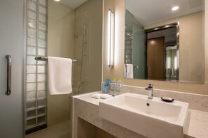 Shower, rainfall showerhead, free toiletries, hair dryer