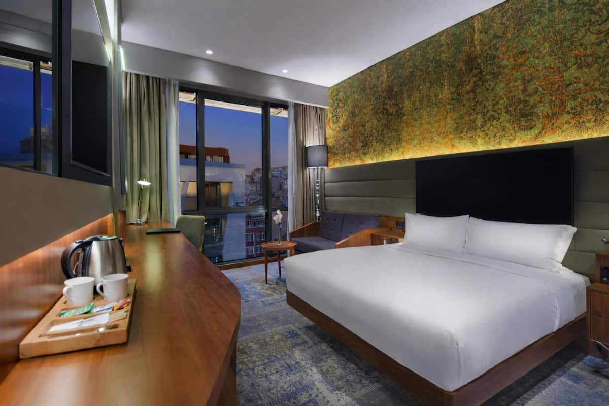 Quarto, 1 cama Queen e sofá-cama | Frigobar, cofres nos quartos, escrivaninha, cortinas blackout