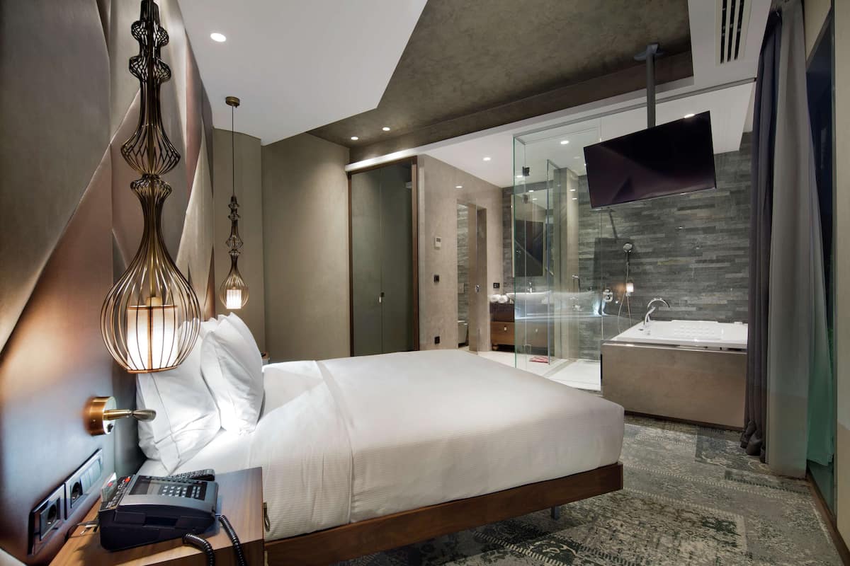 King, Suite, 1 Bedroom, Terrace | Bathroom