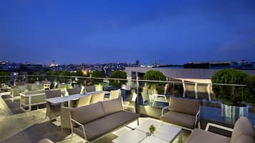2 restaurants, international cuisine