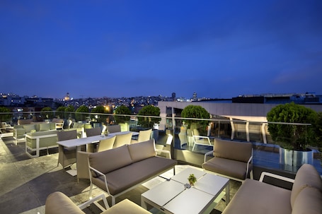 2 restaurants, international cuisine