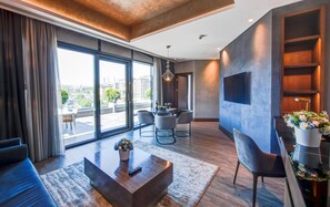 King, Suite, 1 Bedroom, Terrace | Living area