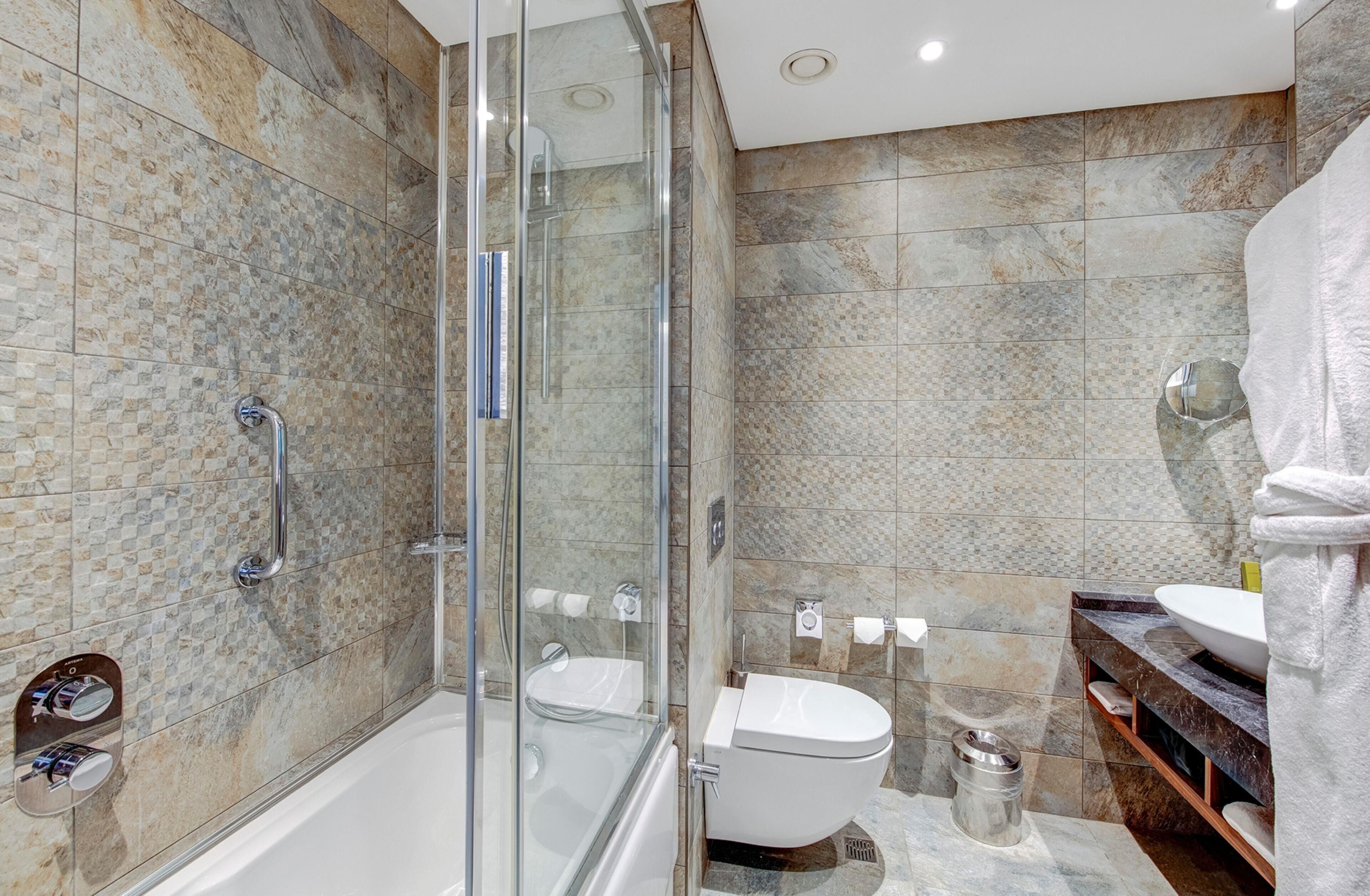 Room, 1 Queen Bed with Sofa bed | Bathroom