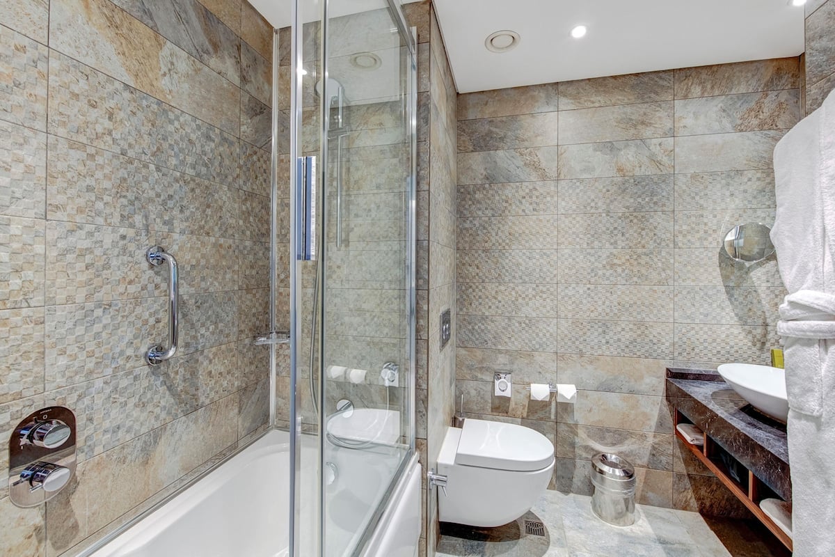 Room, 1 Queen Bed with Sofa bed | Bathroom