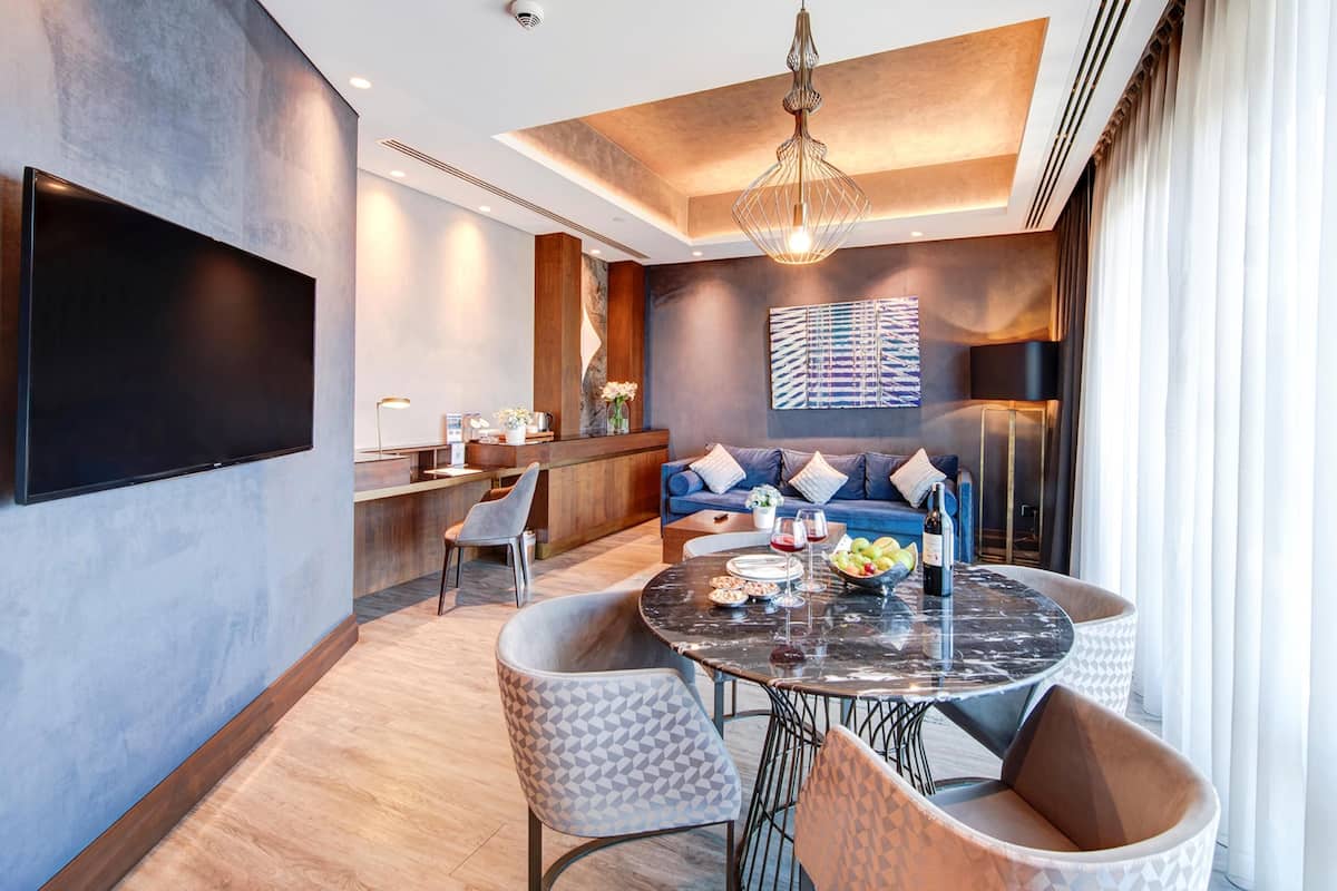 King, Suite, 1 Bedroom, Terrace | Living area