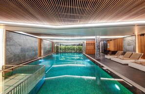 Indoor pool, open 9:00 AM to 10:00 PM, sun loungers - DoubleTree by Hilton Hotel Istanbul - Piyalepasa (Istanbul)